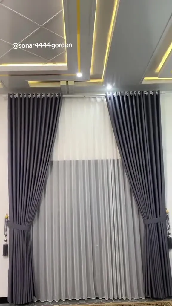 Gorden blackout abu tua dengan vitrase putih di jendela tinggi ruang tamu berplafon gypsum, contoh kombinasi kain yang perawatannya dibedakan